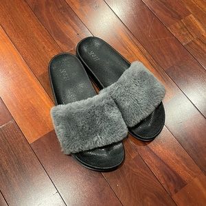 Slides with grey fur, super soft and good condition size 9 US